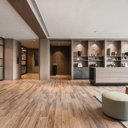 Lakeshore Hotel Тайнан Екстериор снимка
