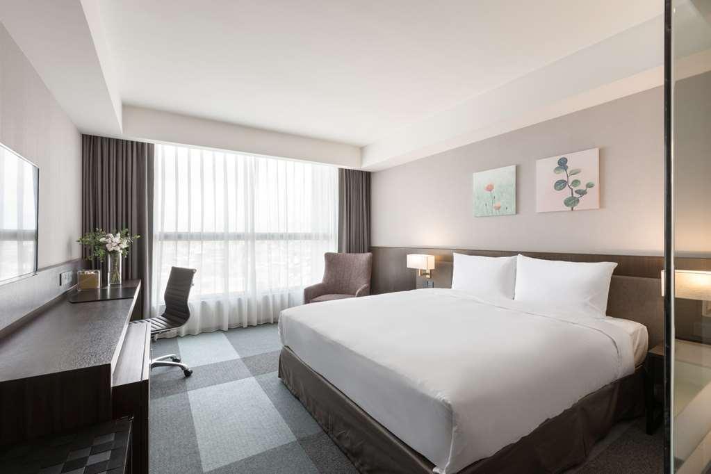 Lakeshore Hotel Тайнан Стая снимка