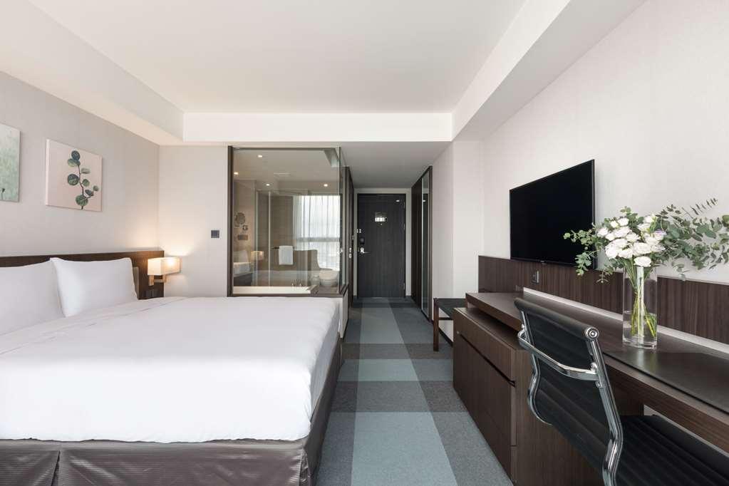Lakeshore Hotel Тайнан Стая снимка