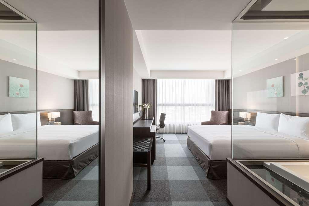 Lakeshore Hotel Тайнан Стая снимка