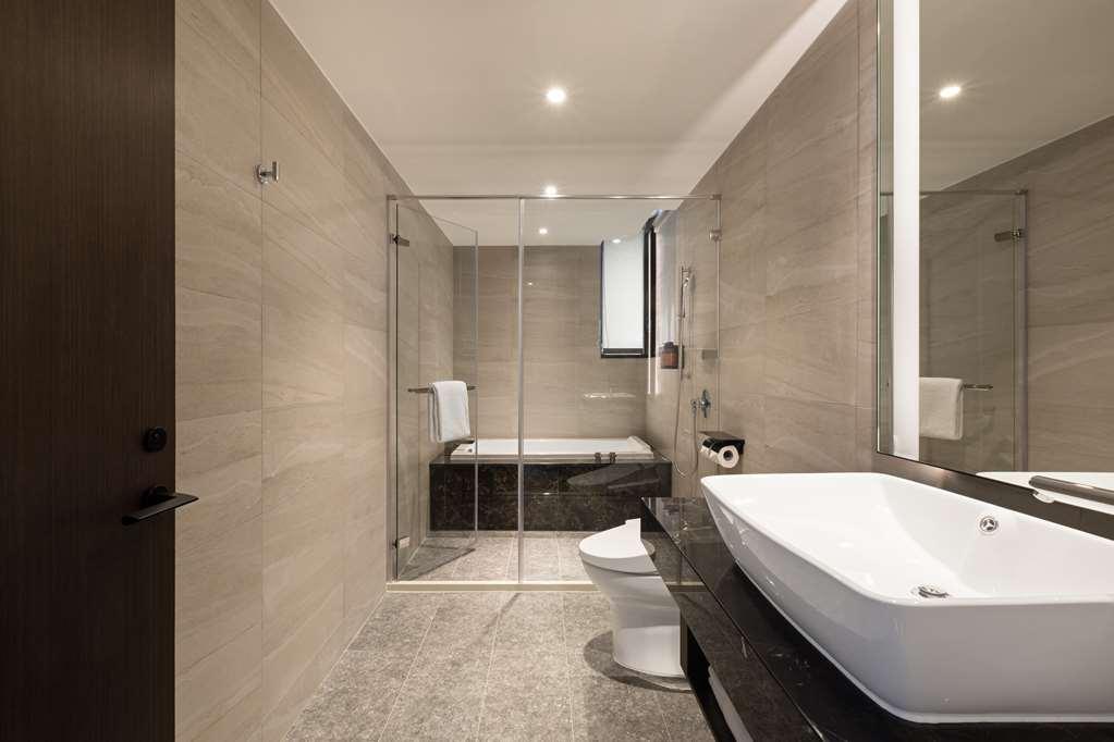Lakeshore Hotel Тайнан Стая снимка