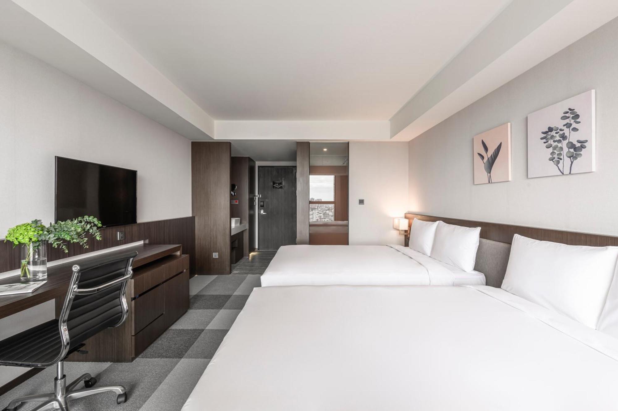 Lakeshore Hotel Тайнан Стая снимка