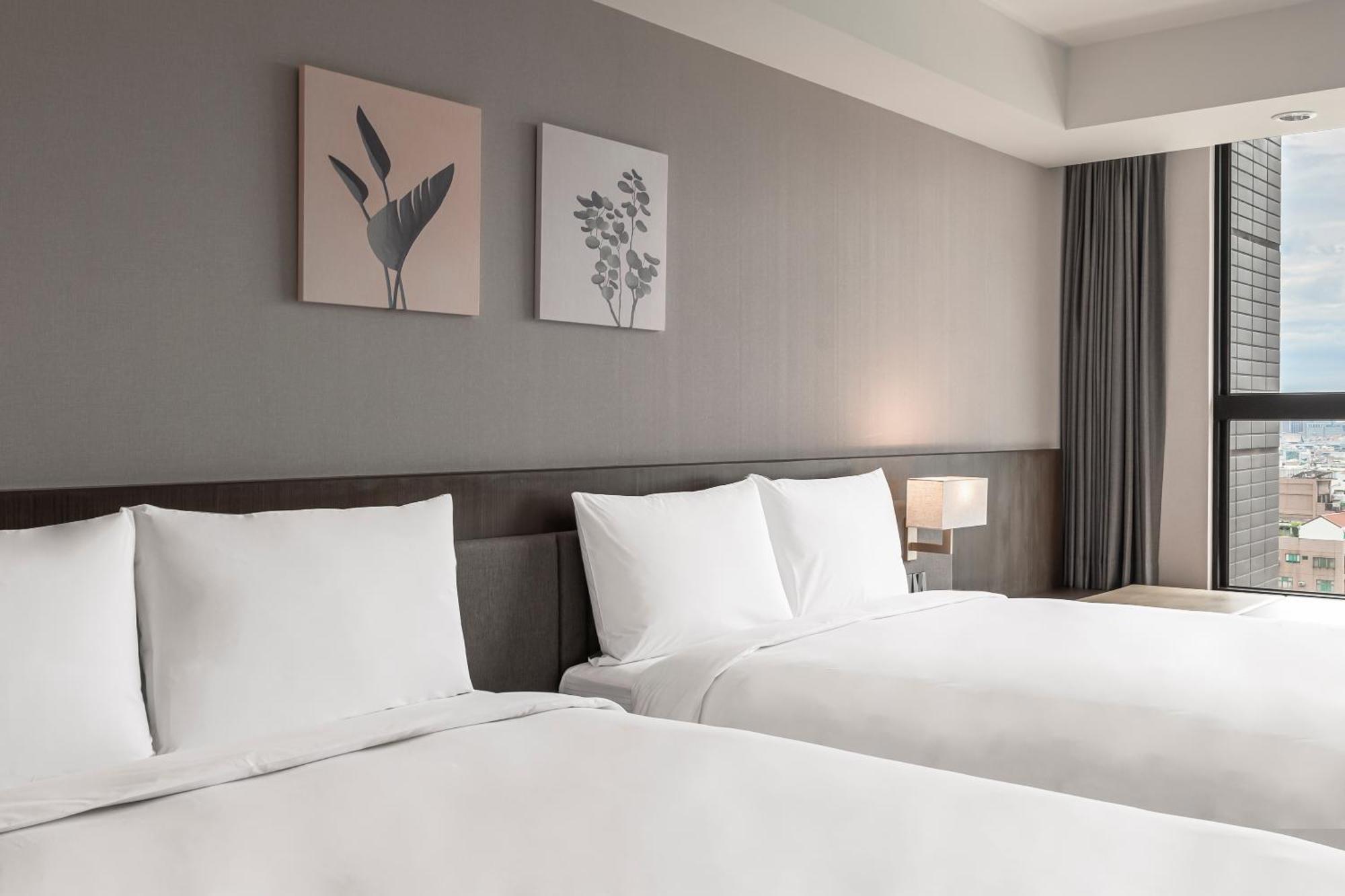 Lakeshore Hotel Тайнан Стая снимка
