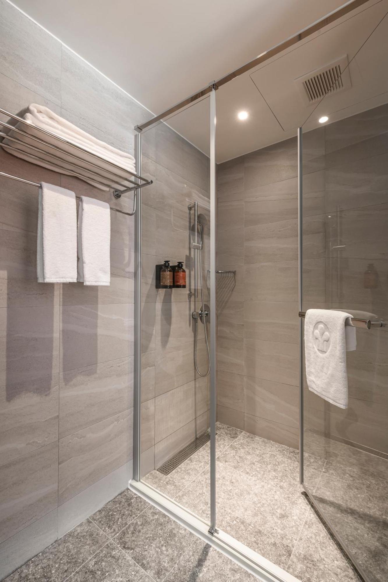 Lakeshore Hotel Тайнан Стая снимка