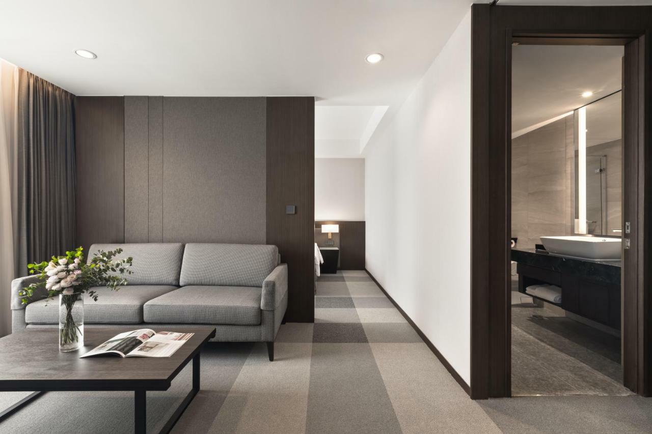 Lakeshore Hotel Тайнан Стая снимка