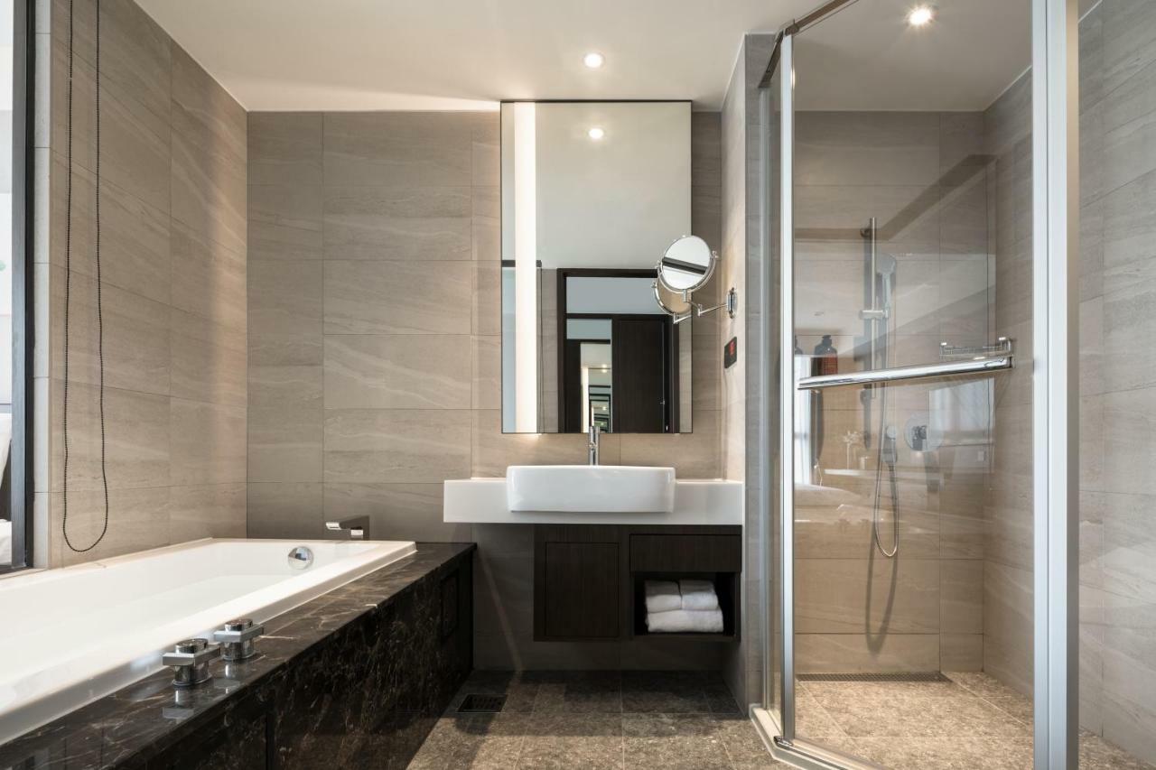 Lakeshore Hotel Тайнан Стая снимка