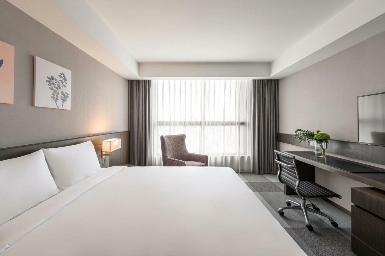 Lakeshore Hotel Тайнан Стая снимка