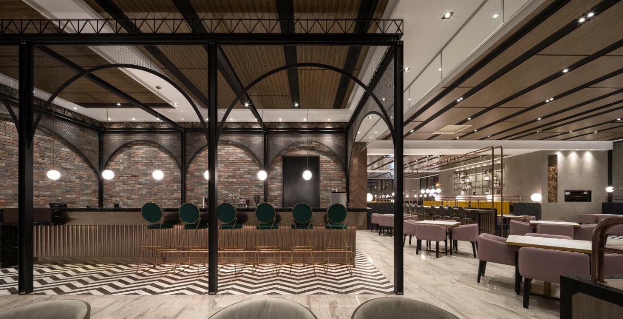 Lakeshore Hotel Тайнан Екстериор снимка