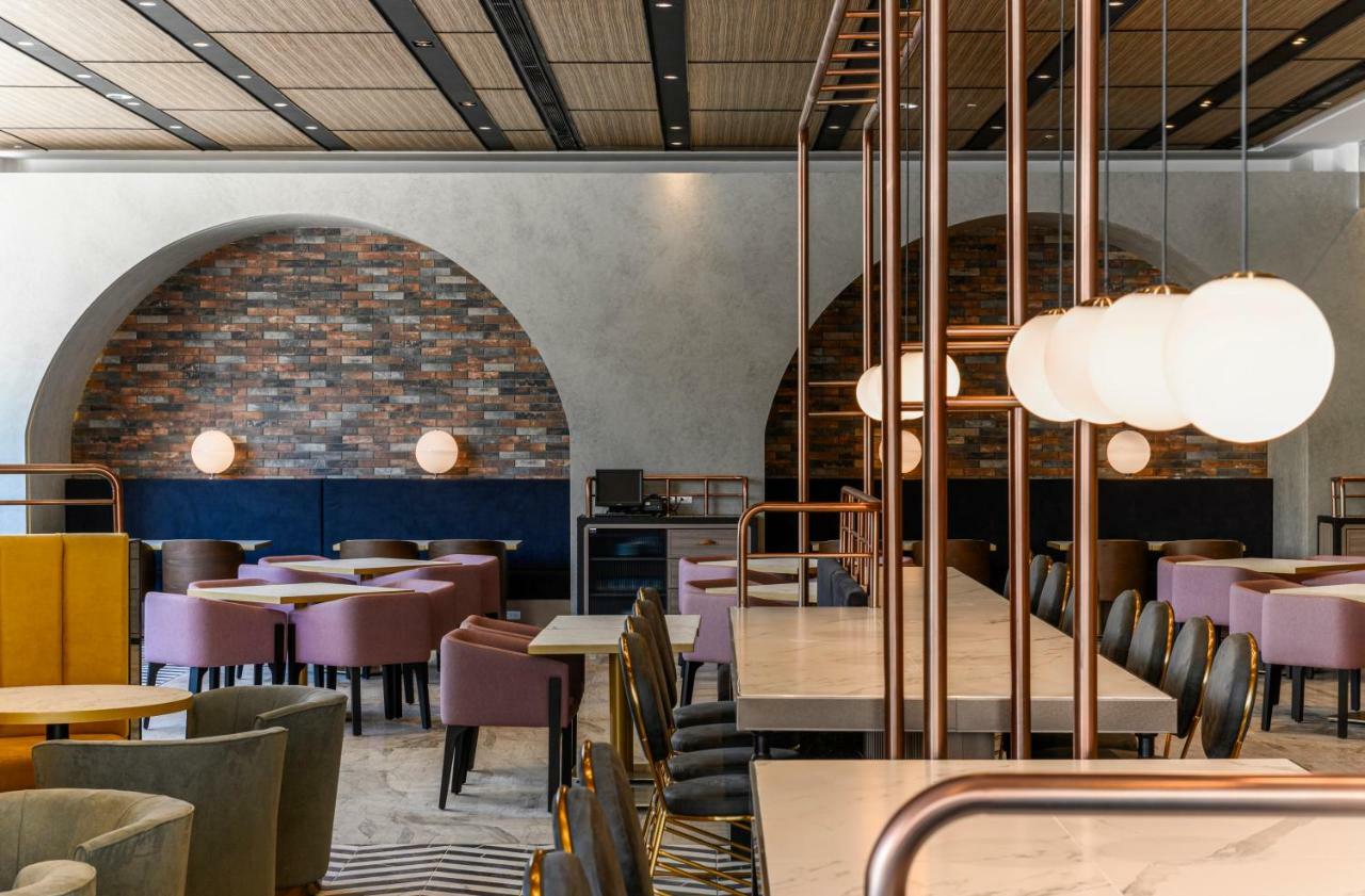 Lakeshore Hotel Тайнан Екстериор снимка