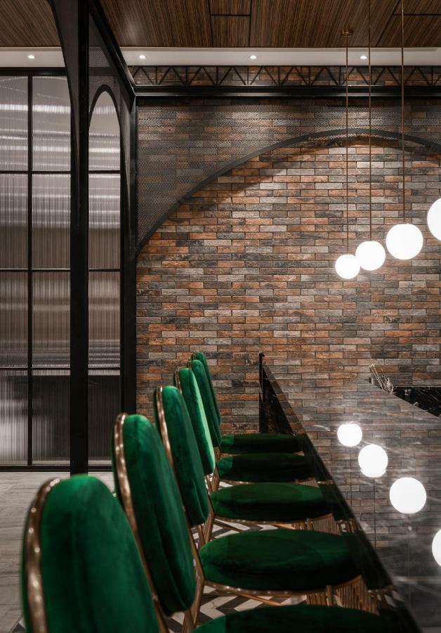 Lakeshore Hotel Тайнан Екстериор снимка